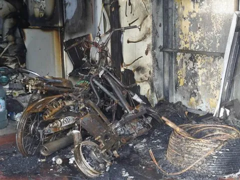 Cháy nhà ở Hà Nội: Xót xa cảnh bố mẹ ôm 2 con nhỏ tử nạn trong nhà vệ sinh