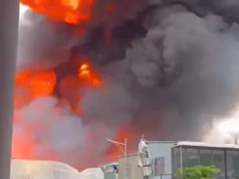 Cháy lớn nhà xưởng ở TP HCM, nhiều cư dân ở chung cư kề bên chạy tán loạn