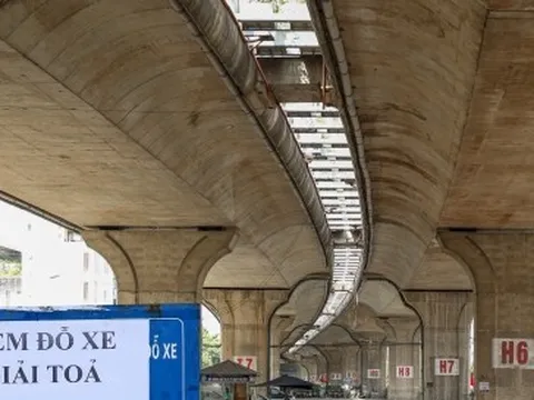 Loạt bãi xe dưới gầm cầu Vĩnh Tuy treo biển 'giải tỏa' sau vụ cháy 500 xe máy