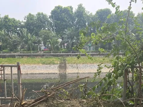 Hà Nội 'thúc' tiến độ hoàn trả lan can, hè phố, kè sông Tô Lịch