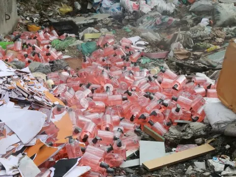 Mỹ phẩm không rõ nguồn gốc vứt ngổn ngang tại bãi rác tự phát ở Hà Nội