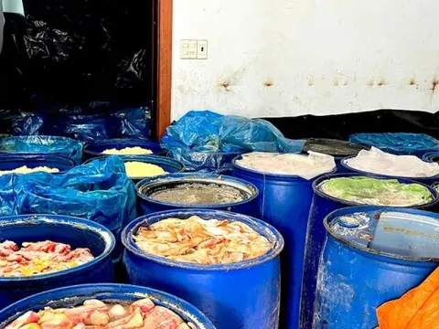 Rùng mình với cơ sở làm lạp xưởng với nguyên liệu bị phân huỷ, hôi thối