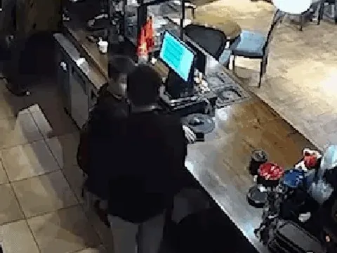 Bị nhắc không hút thuốc lá, nam khách hàng hành hung nhân viên thu ngân quán cà phê