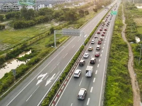 Từ hôm nay, xe khách trên 29 chỗ, xe tải trên 7,5 tấn không đi vào làn 1 ở cao tốc