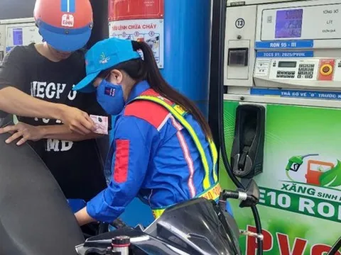 Giá xăng RON 95 tăng lên 20.608 đồng/lít