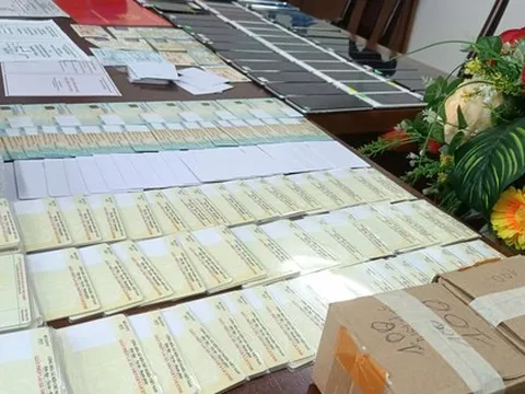 Đánh sập “công xưởng” giấy tờ giả trong căn hộ cao cấp ở TP Vinh