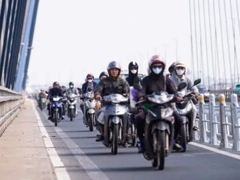 Cầu Nhật Tân thoát cảnh ùn tắc sau khi tách riêng làn ô tô và xe máy