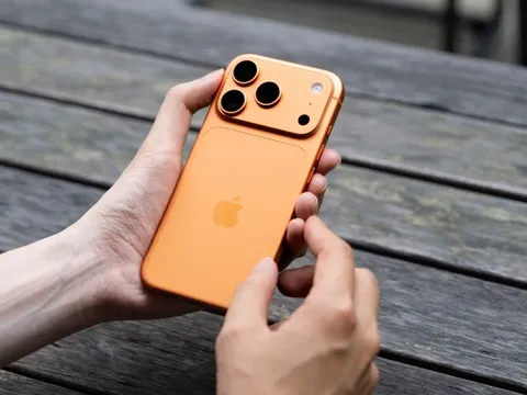 Đây là ảnh thực tế iPhone 17 Pro đang "cháy hàng" tại Việt Nam, phiên bản màu Cam Vũ Trụ đẹp lạ mắt