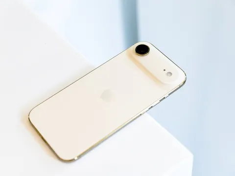 Mở hộp chiếc iPhone mỏng nhất thế giới vừa mở bán chính hãng tại Việt Nam