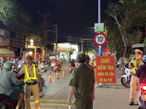 Công an xã tham gia điều tiết giao thông cùng lực lượng Cảnh sát giao thông