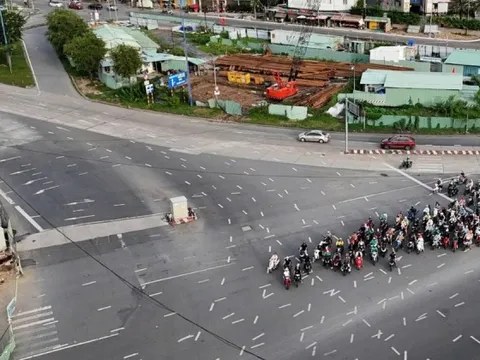 Vạch kẻ chằng chịt, người dân như đi vào mê trận ở nút giao lớn nhất TPHCM