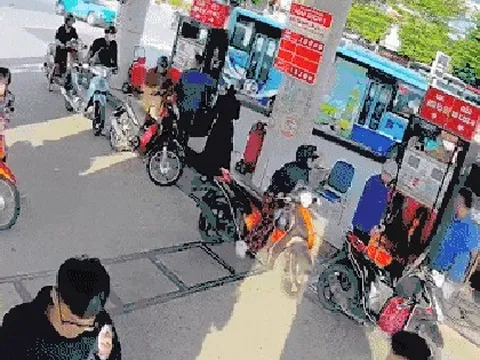 Kinh hoàng cảnh Mercedes lùi trúng cột bơm xăng, lửa bùng cháy bao trùm người và xe