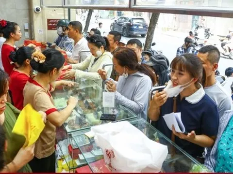 Người dân xếp hàng mua bánh Trung thu truyền thống ở Hà Nội