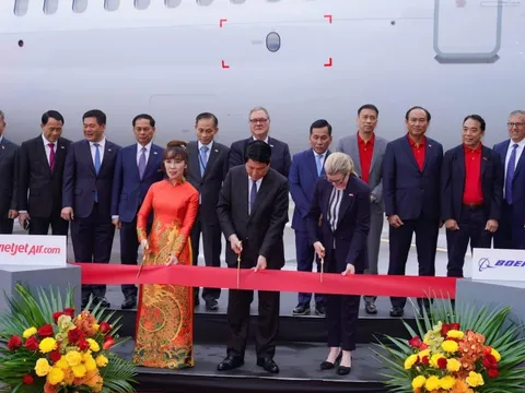 Tập đoàn của tiến sĩ Nguyễn Thị Phương Thảo nhận bàn giao tàu bay Boeing 737-8 đầu tiên trong đơn hàng trị giá 32 tỷ USD
