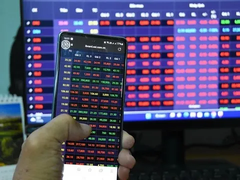 Cổ phiếu lớn 'xả vai', chứng khoán đầu tuần giảm mạnh