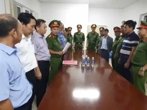 CLIP: Bắt 2 Trưởng khoa Bệnh viện Đa khoa Vùng Tây Nguyên về vụ tán sỏi