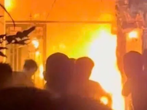 Cháy nhà trong ngõ ở Hà Nội giữa khuya, 6 người được giải cứu