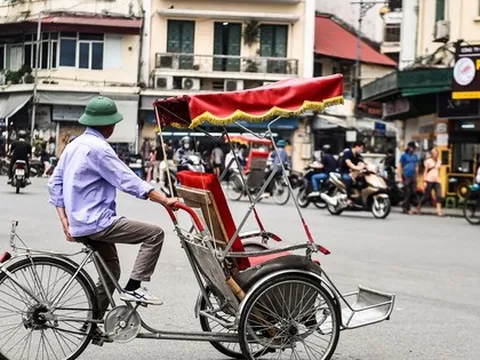 Hai tài xế xích lô bị tố "chặt chém" du khách nước ngoài