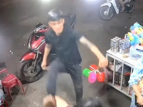Vừa đánh thai phụ, nam thanh niên vừa nói "Biết tao là ai không?"