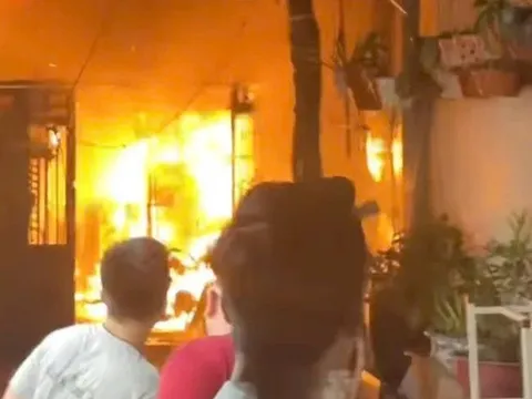 Cháy nhà trong ngõ sâu ở Hà Nội, 1 người bị thương