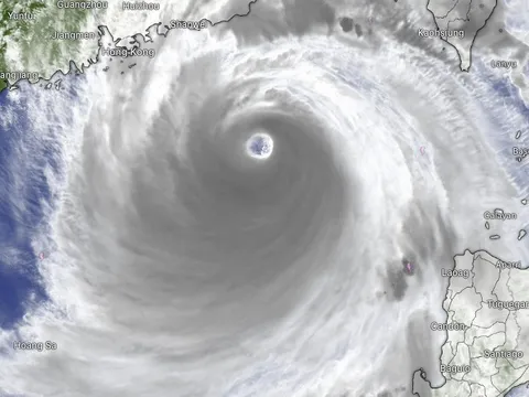 Ngày mai, siêu bão mạnh nhất thế giới sẽ đổ bộ vào Quảng Ninh - Hưng Yên vào thời điểm nào?
