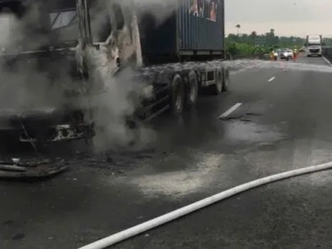 Ô tô đầu kéo cháy ngùn ngụt trên đường cao tốc Trung Lương - Mỹ Thuận - Cần Thơ