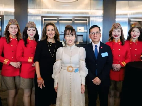 Tỷ phú Nguyễn Thị Phương Thảo gặp Chủ tịch Sàn giao dịch chứng khoán New York – Thị trường tăng 48 điểm