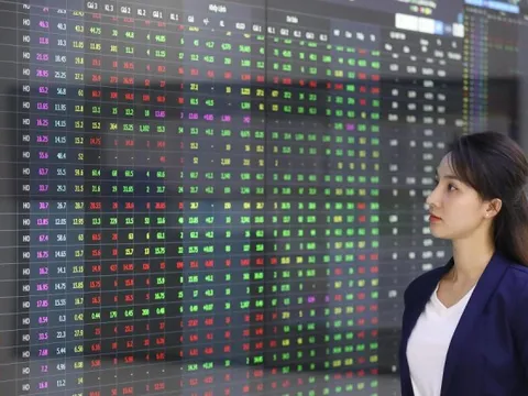 Chứng khoán đảo chiều, dòng tiền ồ ạt