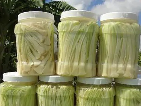 Từ cỏ dại, người dân miền Tây đã tạo nên món đặc sản dân dã khiến ai cũng muốn mua về làm quà