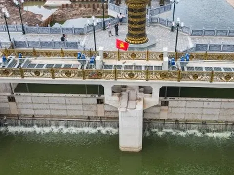 Đập dâng đầu tiên hoạt động, mang dòng nước xanh ‘hồi sinh’ sông Tô Lịch