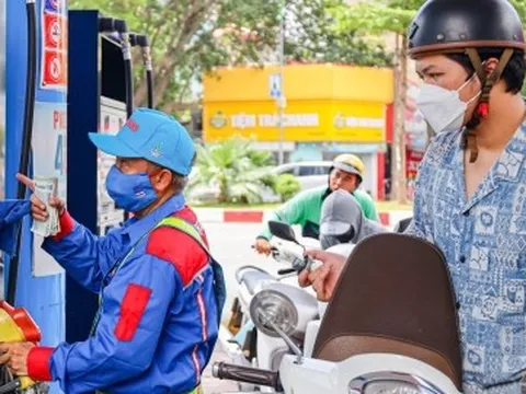 Giá xăng giảm hơn 400 đồng/lít