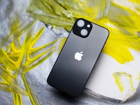 Bất ngờ với giá "xả kho" của hàng trăm chiếc điện thoại iPhone 12, 12 Pro và iPhone 13