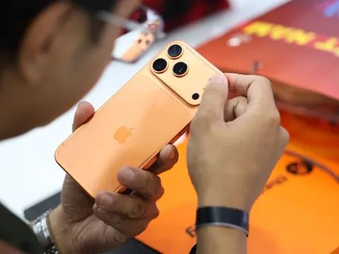 Lướt mạng xã hội giờ chỉ thấy một cảnh: "Pass nhanh" iPhone cũ, hẹn gặp lại ở "vũ trụ" iPhone 17