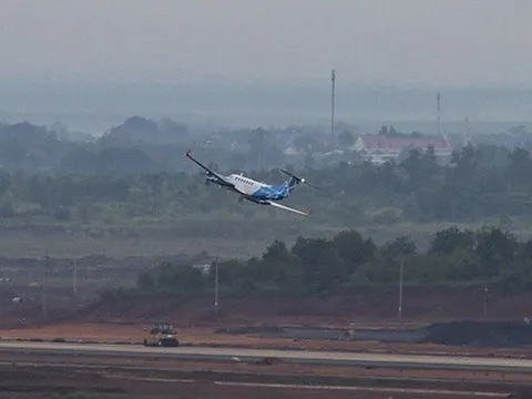 CLIP: Chuyến bay hiệu chuẩn đầu tiên trên đường băng sân bay Long Thành