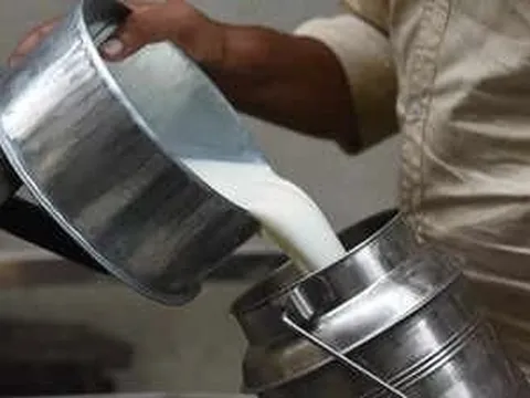 Đột kích một cơ sở, công an triệt phá đường dây sản xuất sữa giả suốt 20 năm, tịch thu loạt hóa chất kali, sorbitol và máy pha trộn công nghiệp