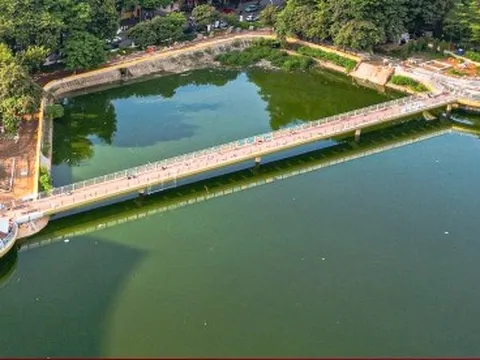 Hà Nội: Công viên Nghĩa Đô 'lột xác', xuất hiện cầu đi bộ hình cây đàn độc đáo