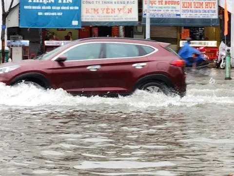 Quảng Trị: Mưa trắng trời, đường phố "biến thành sông" do ảnh hưởng bão số 10