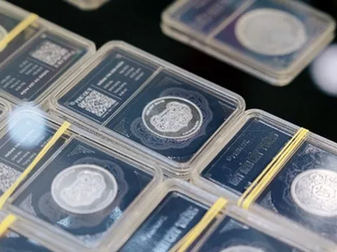 Giá bạc tiếp tục ‘bốc đầu’