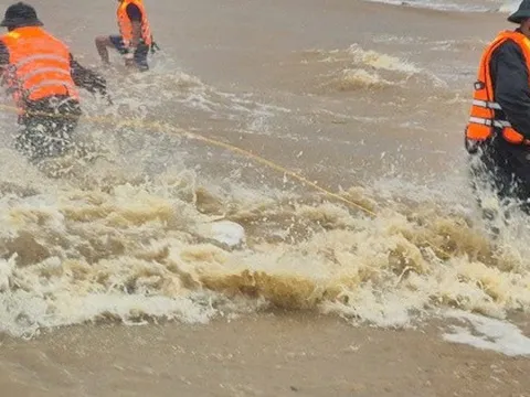 NÓNG: Đang giải cứu 10 ngư dân trên tàu cá ở TP HCM gặp nạn trong bão số 10 Bualoi
