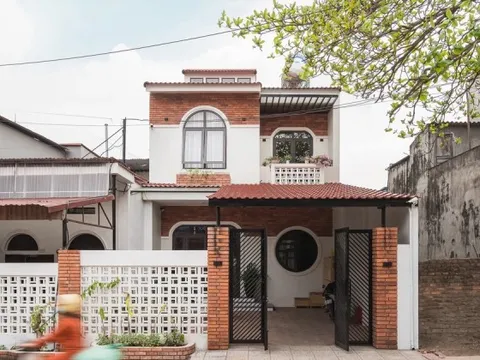 Nhà 2 tầng đẹp phân chia 4 phòng ngủ với giếng trời xanh mát