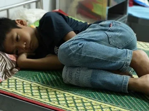 Vụ 40 học sinh ngộ độc: Nữ phó hiệu trưởng nói gì về clip "ngăn học sinh đi viện" gây tranh cãi?