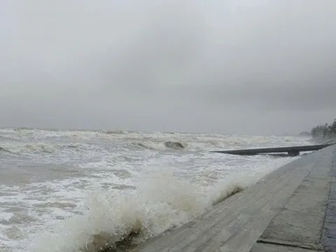 VIDEO: Bão số 10 Bualoi giật cấp 15 áp sát, bầu trời tối đen, biển động dữ dội