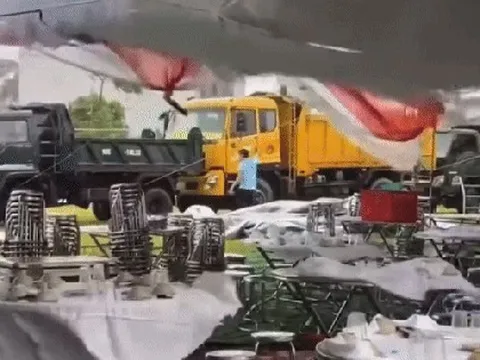 Xót xa rạp cưới ở Đà Nẵng bị gió quật te tua trong bão số 10 Bualoi