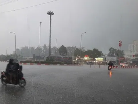 Bầu trời TP HCM tối sầm, mưa lớn trút xuống nhiều nơi