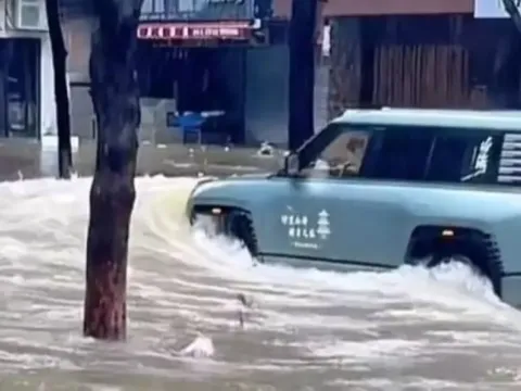 Ngập nặng do bão nhưng 'tàu ngầm 4 bánh' của Trung Quốc vẫn ung dung lội: Dân tố đi đến đâu hỏng đến đấy