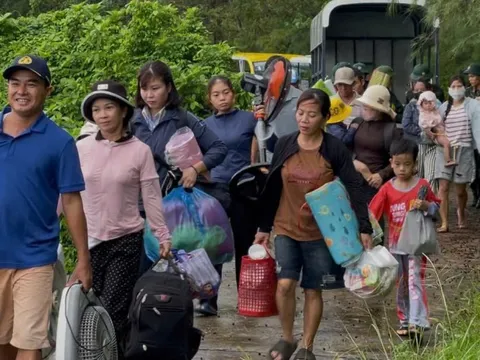 Bão số 10 đổ bộ vào miền Trung, 1 tỉnh cấm người dân ra đường từ 23h hôm nay