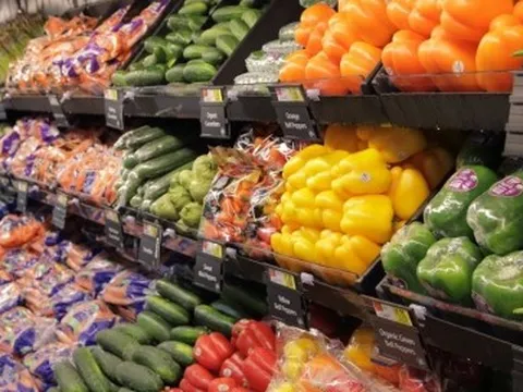 Rau xanh rẻ bất ngờ, siêu thị hàng hóa dồi dào chống bão Bualoi