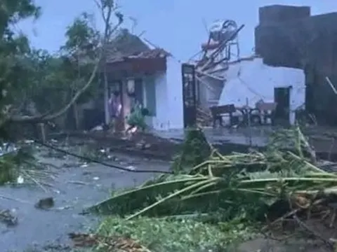 Lốc xoáy kéo sập nhiều nhà dân ở Ninh Bình, 6 người thiệt mạng