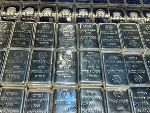 Giá bạc không ngừng tăng, người mua lãi bao nhiêu trong vòng 1 năm qua?