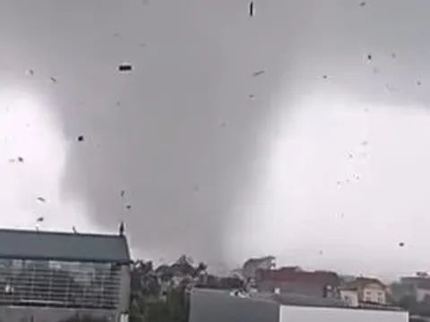 Clip: Cơn giông lốc kinh hoàng bất ngờ quét qua Ninh Bình khiến 7 người chết